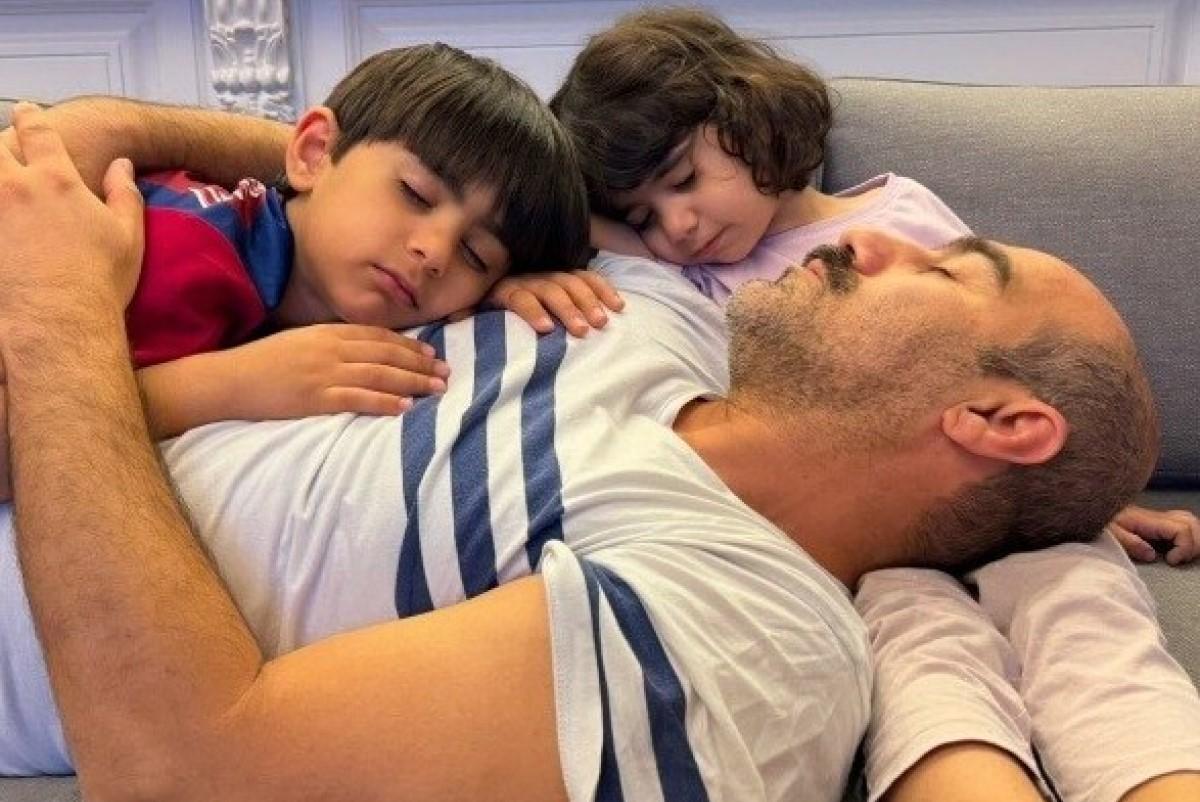 خلاقیت بامزه دختر کوچولوی محسن تنابنده در لاک زدن ناخن پاهاش؛ چه ذوقی کرده نقی سریال پایتخت