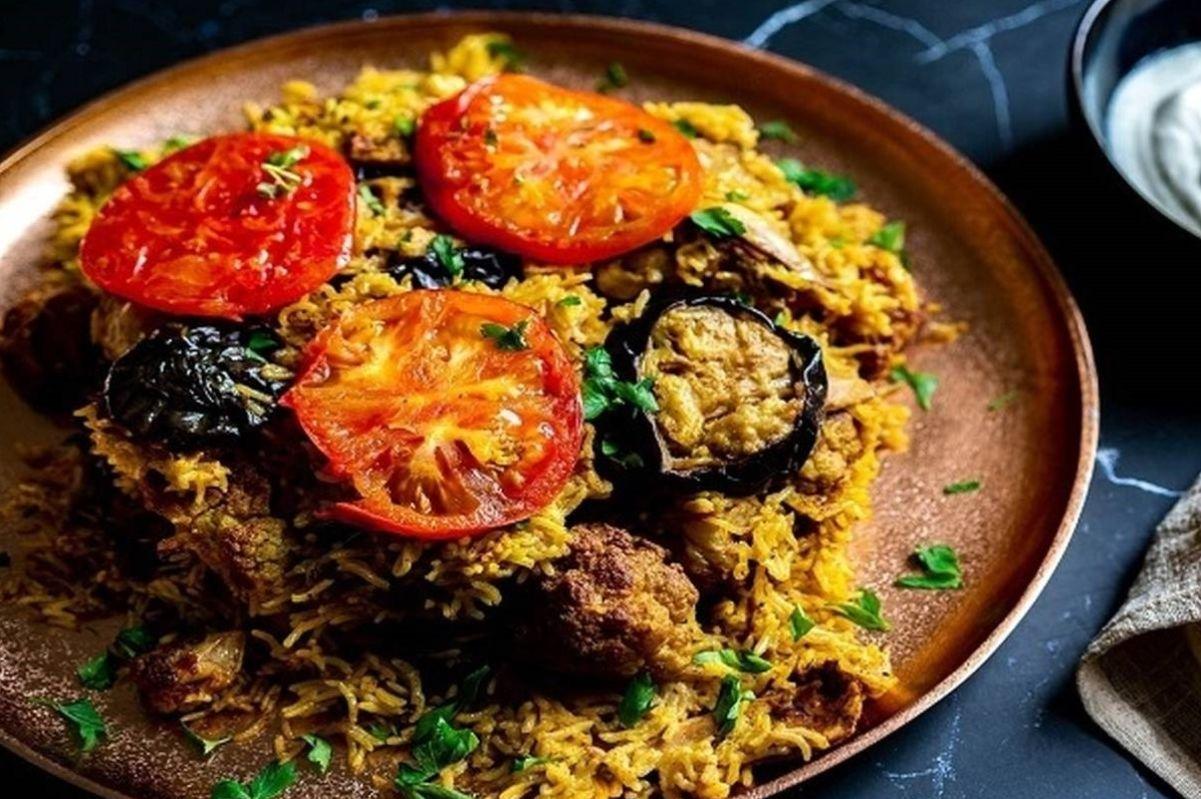 طرز تهیه بادمجان پلو قزوینی؛ راز خمیر نشدن برنج پلو مخلوط