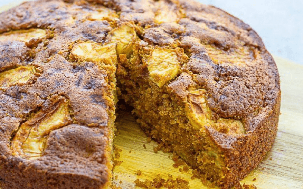طرز تهیه کیک سیب با یک تخم مرغ | این کیک با کمترین مواد اولیه و بدون همزن درست میشه+فیلم