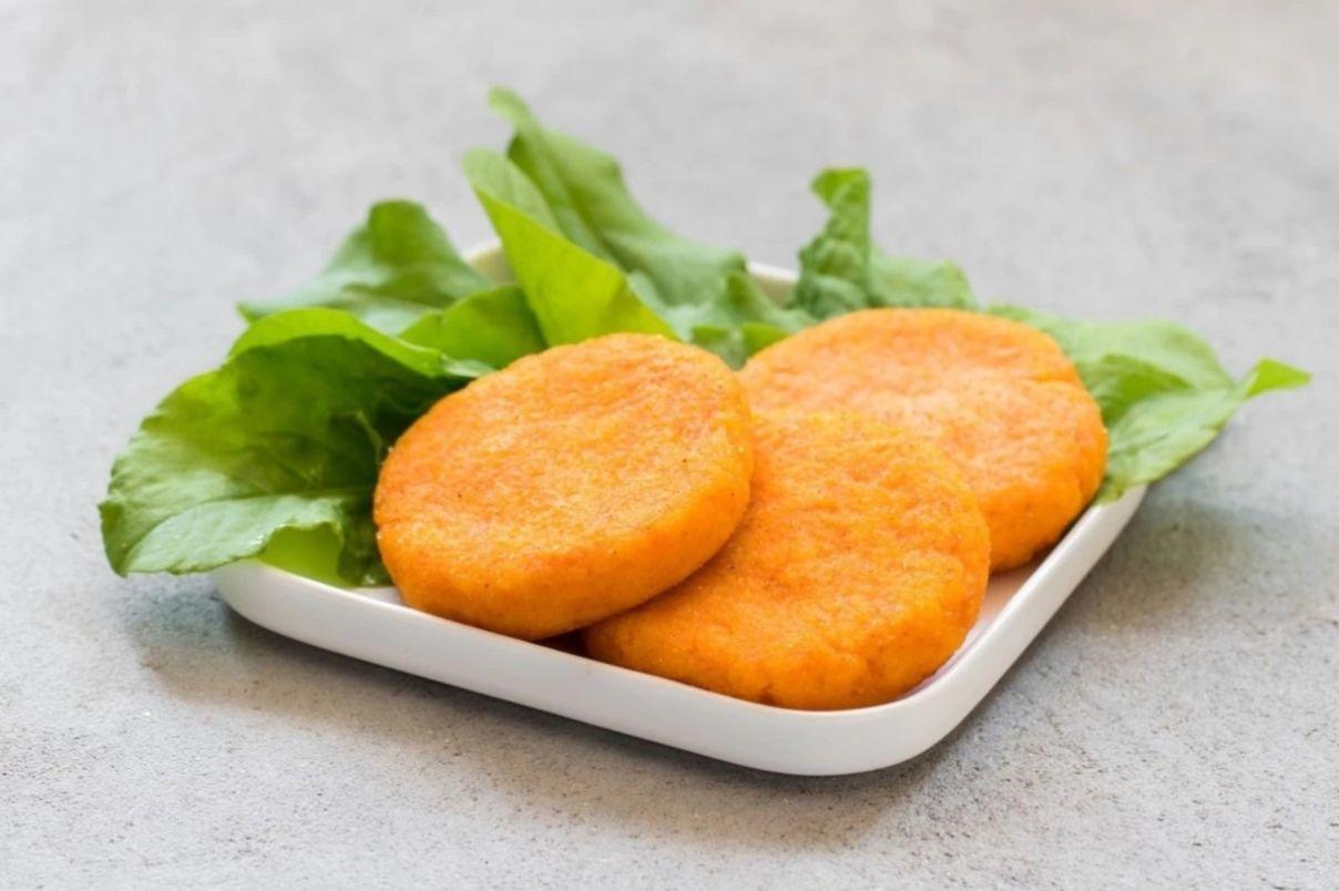 طرز تهیه کوکوی مرغ کنجدی با سیب زمینی پخته شده؛ یک کوکوی فوری برای ناهار یا شام