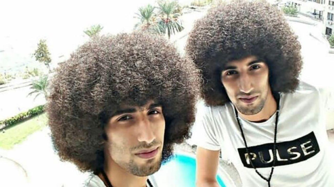 دکوراسیون خانه مجردی رحمان و رحیم سریال پایتخت (مصطفی و مجتبی بلال حبشی)؛ مبلمان طلایی رنگ تابلو و‌ان یکاد، شیک و مجلل