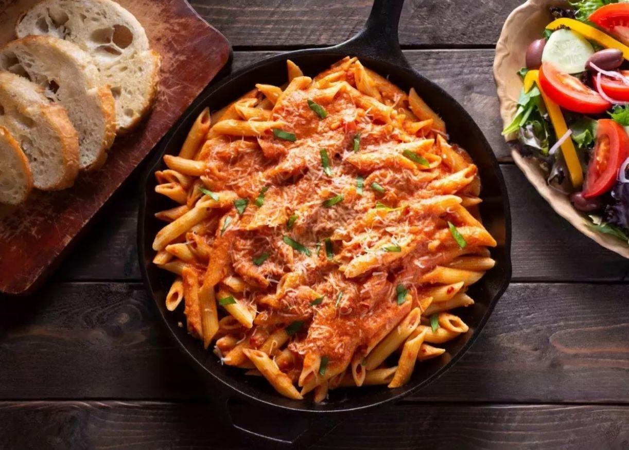 طرز تهیه ماکارانی آلفردو پنیری با فر