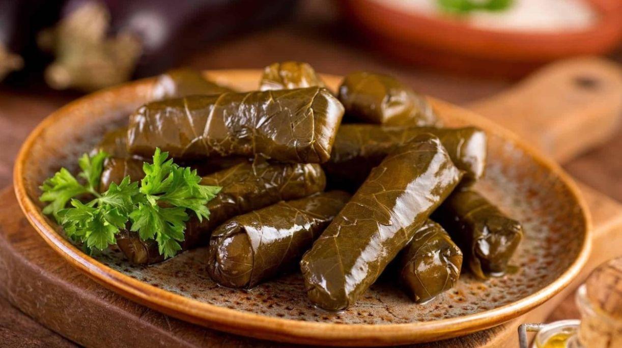طرز تهیه دلمه برگ مو با شیره انگور
