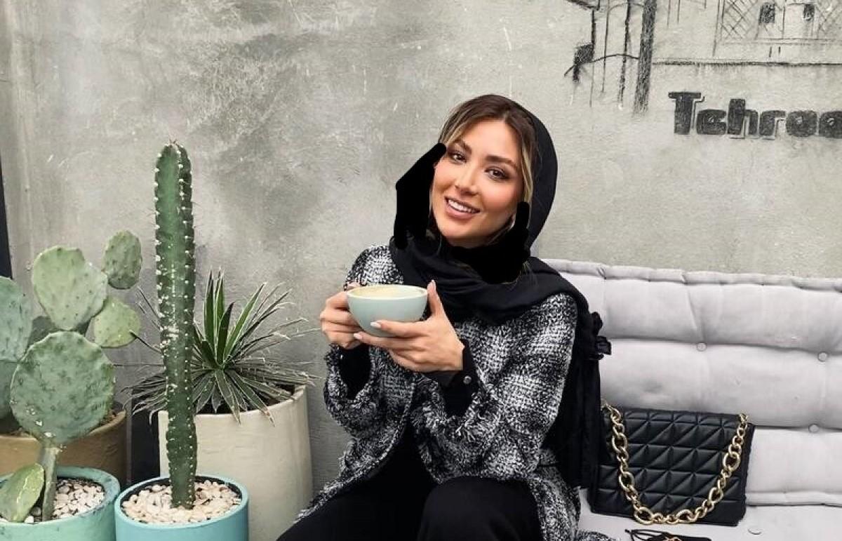 گلدان سفالی خانه مینا مختاری با گل های خوشرنگ و قرمز