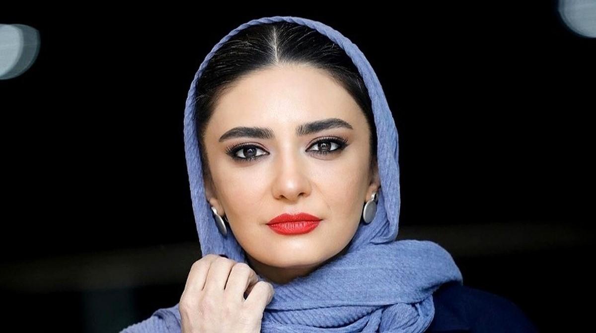 استایل شیک و زیبای لیندا کیانی در کنار فرش خوشرنگ ایرانی