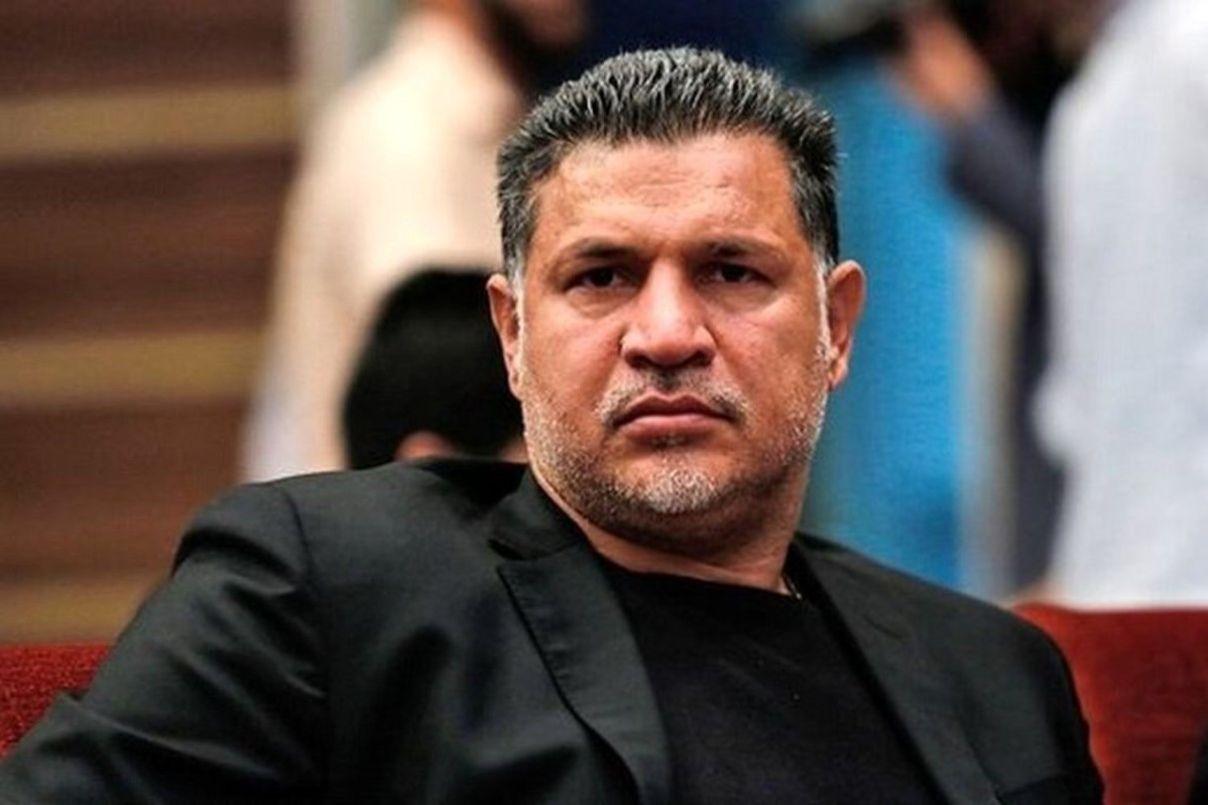 چیدمان شیک خانه مادر علی دایی؛ لوستر، کاغذ دیواری طرح دار، آیفون تصویری و عکس بزرگ شهریار ایران و دخترش روی دیوار