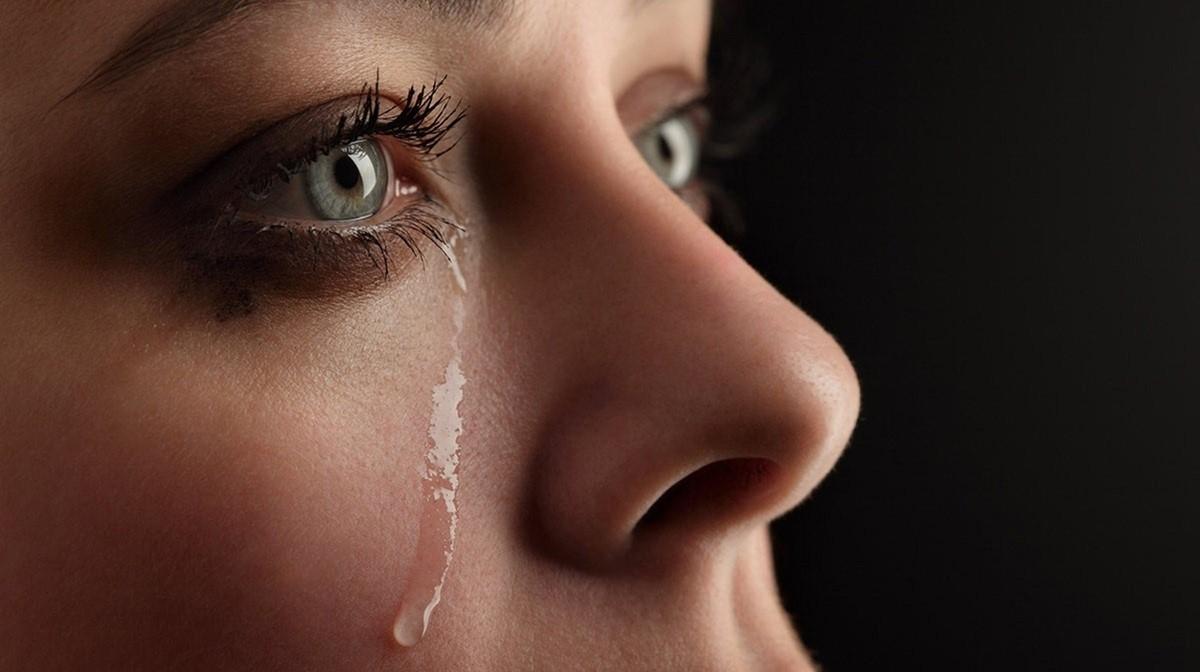 آبریزش چشم بدون گریه طبیعی است؟ | 7 دلیل رایج ریزش اشک چشم