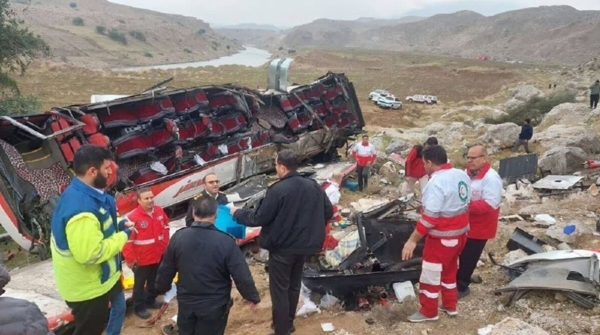 سقوط مرگبار مینی‌ بوس به دره 70 متری در گردنه چری؛ ۵ فوتی و 13 مصدوم شدند