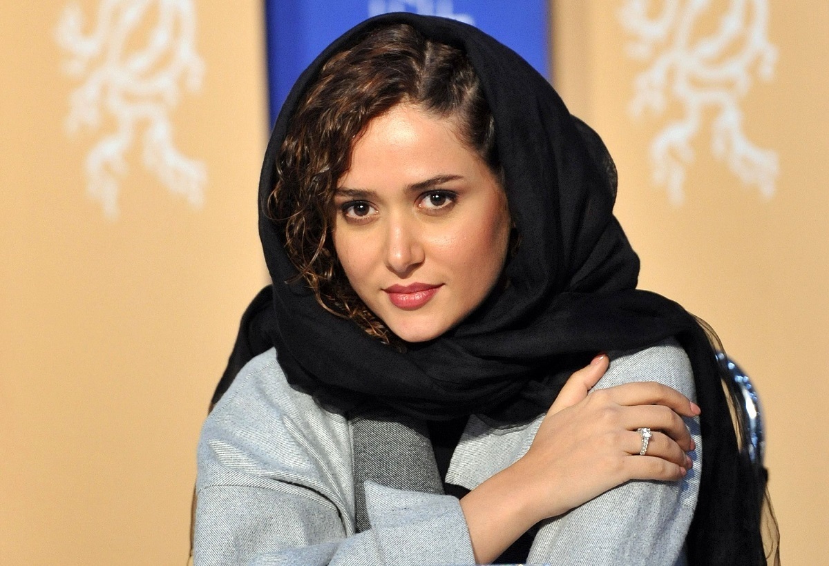 استایل مدرسهای پریناز ایزدیار در فیلم سرریز | نگاهی به تیپ متفاوت پریناز ایزدیار