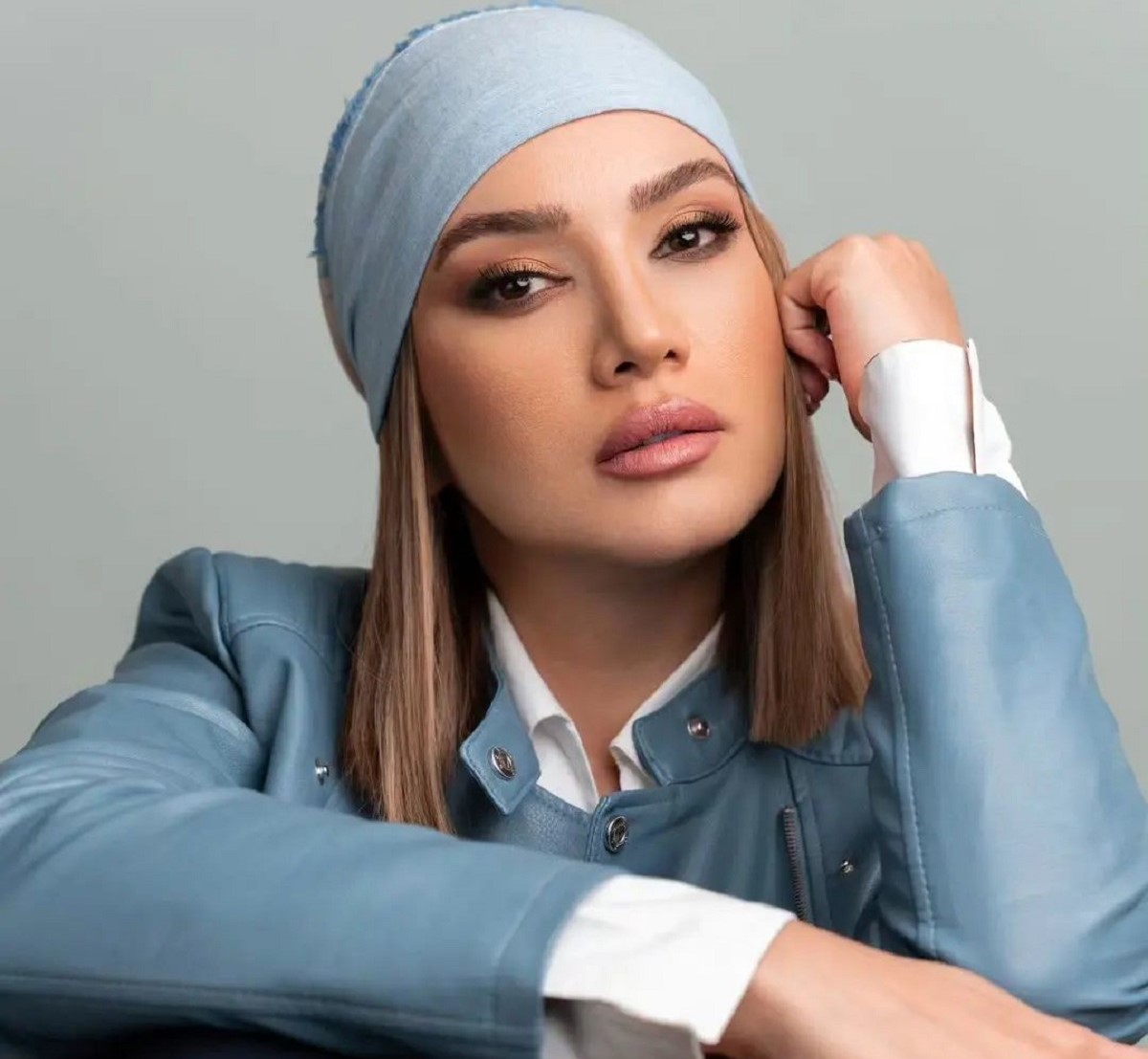 متین ستوده با چشمان خمار و میکاپ اروپایی