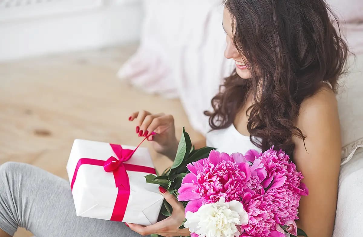 اگر هنوز هدیه روز زن نخریدی، این پیشنهادها رو از دست نده! | چطور بهترین کادو رو برای روز زن انتخاب کنی؟ اینجا 26 ایده داریم!
