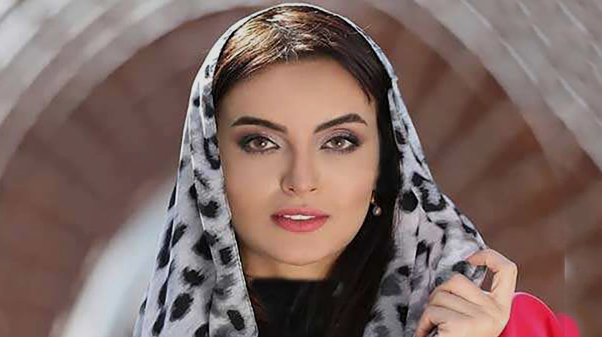 دلبری نیلوفر پارسا بازیگر آوای باران با تیپ تابستانی در خیابانهای تهران