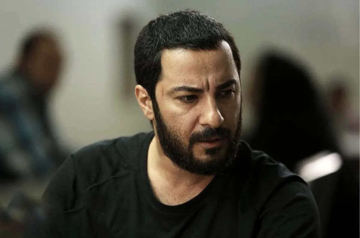 استایل نوید محمدزاده در حیاط خانه‌اش با سیگار روشن