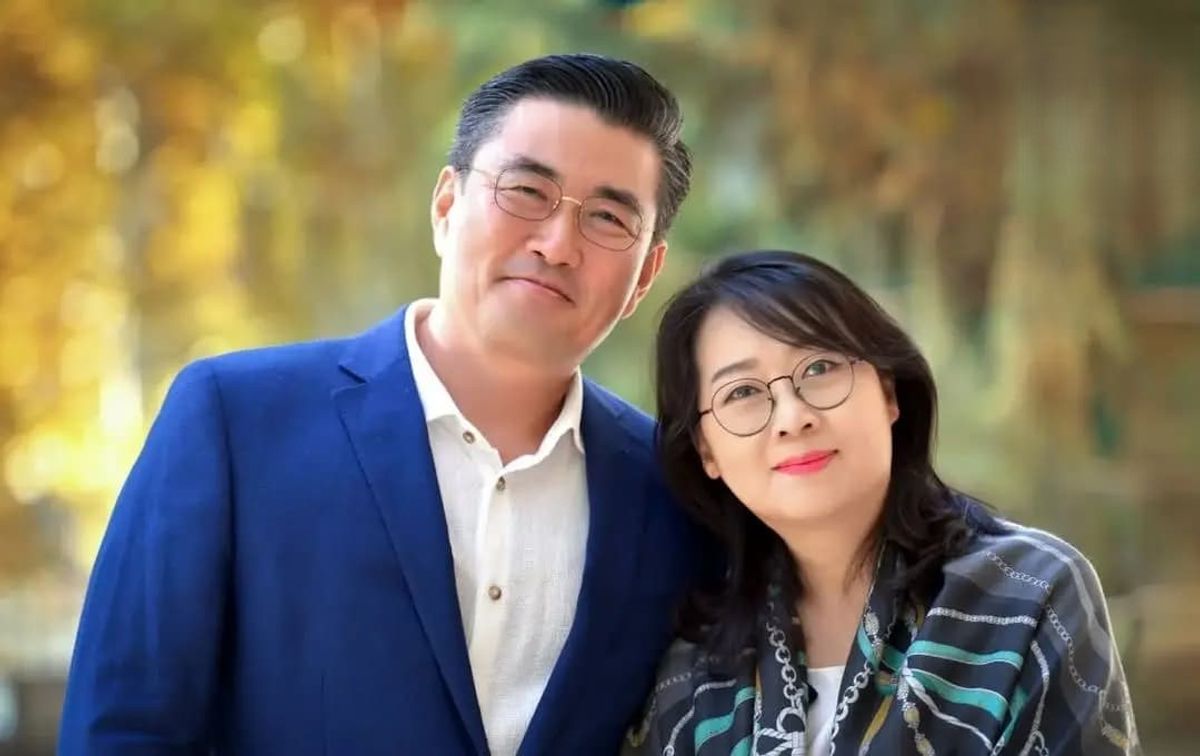 آوازخوانی سفیر کره جنوبی در باغهای انار قم با اجرای زنده جان مریم چشماتو باز کن