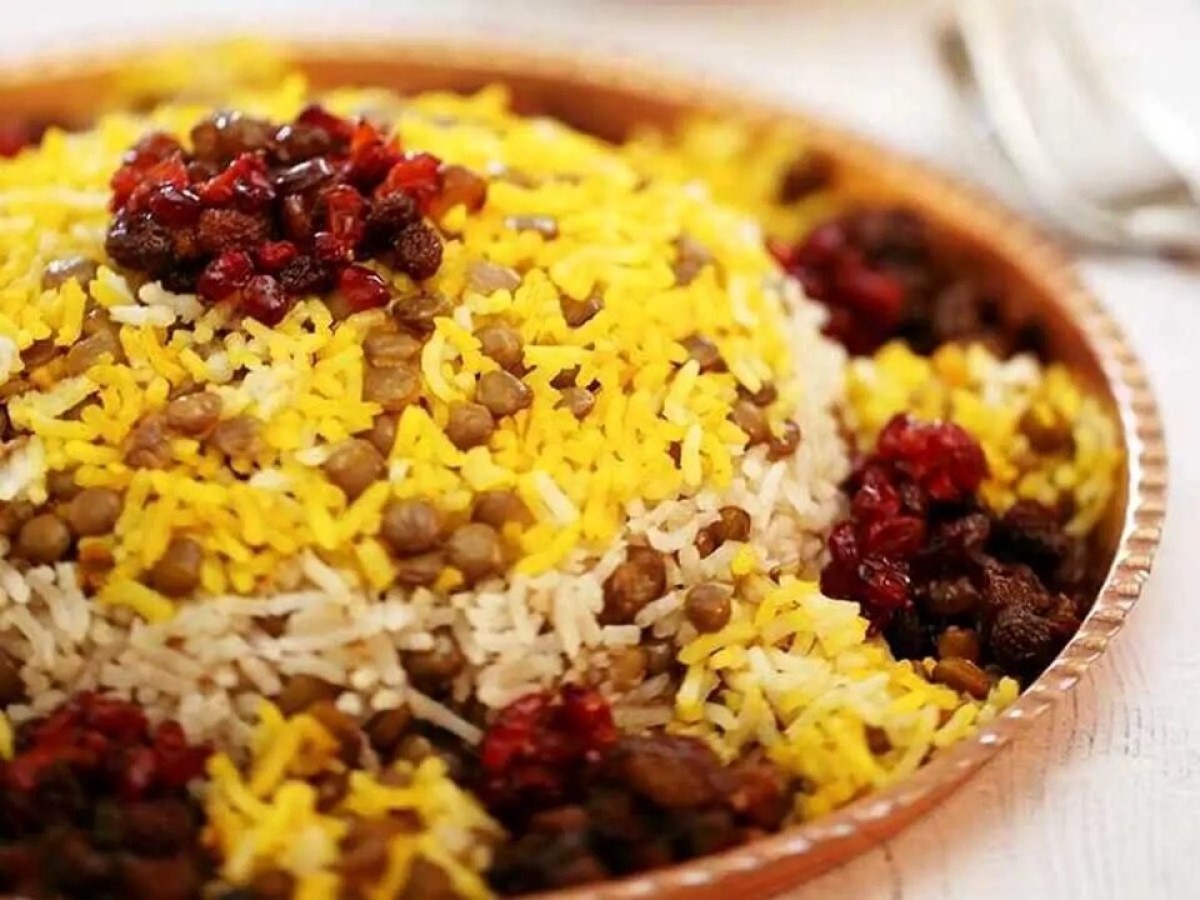 طرز تهیه عدس پلو نذری با گوشت چرخ کرده و کشمش پلویی؛ یک غذای ساده و فوری