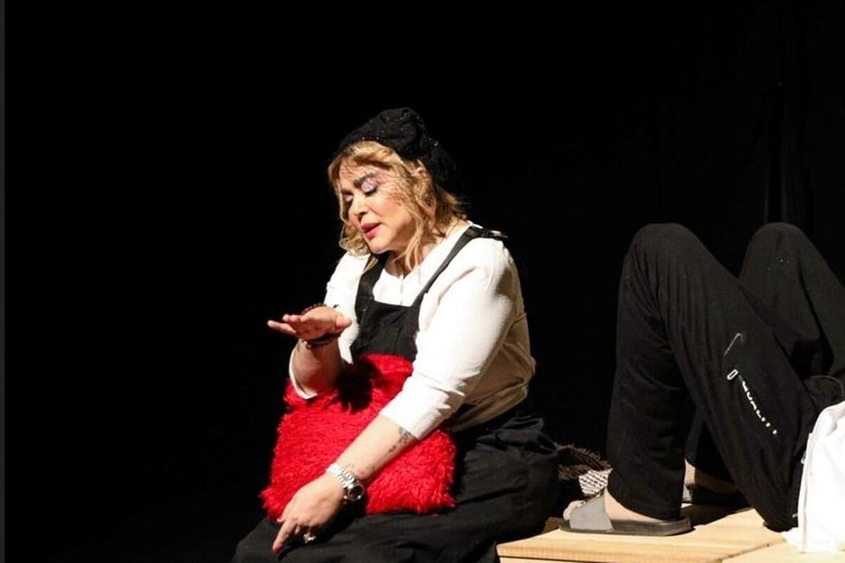 رفتار عجیب بهاره رهنما روی صحنه تئاتر در مواجهه با سنش