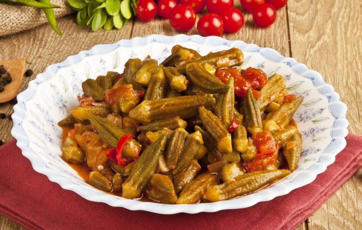 طرز تهیه خورشت بامیه افغانی بدون گوشت؛ ترفند جلوگیری از نرم شدن بامیه‌ها