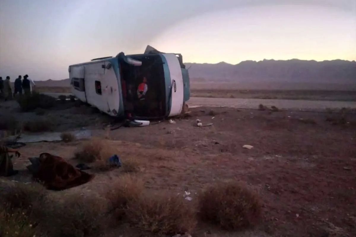 خبر داغ حوادث امروز | واژگونی یک دستگاه اتوبوس در جاده مهریز با ۲۸ مصدوم