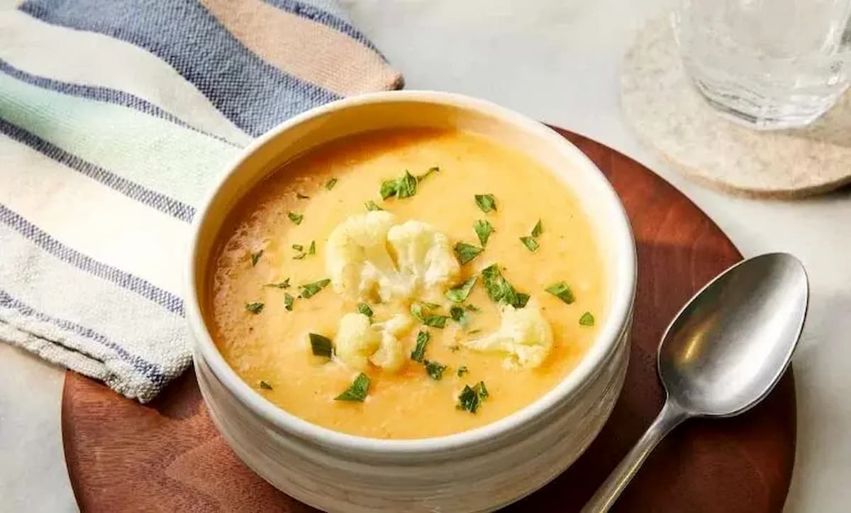 طرز تهیه سوپ گل‌ کلم خامه‌ای و لطیف برای روزهای خنک پاییز
