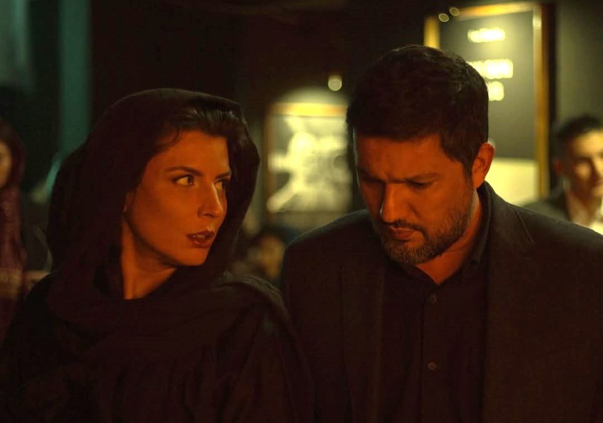 صحنه لب‌گرفتن لیلا حاتمی و حامد بهداد در فیلم پیرپسر