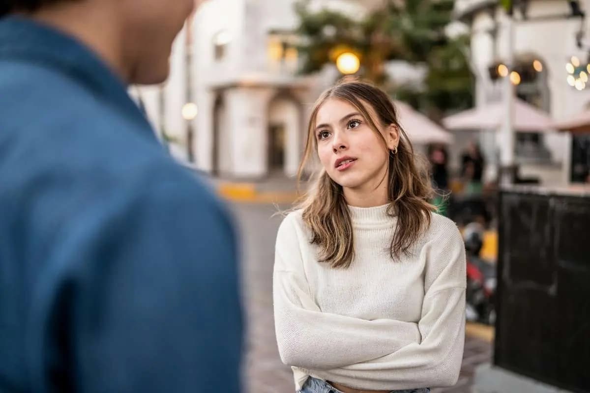 پرچمهای صورتی در عشق | این زنگ خطرهای خاموش در روابط عاطفی را نادیده نگیرید