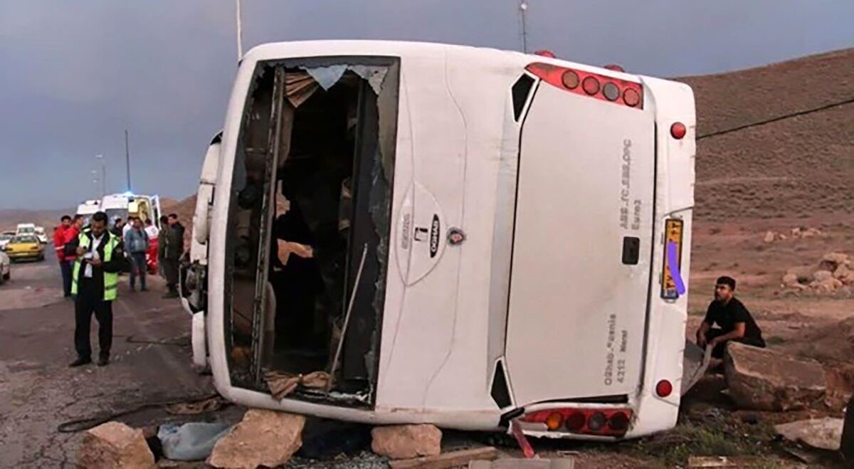 واژگونی اتوبوس در جاده حاجی آباد بیرجند با ۱۸ مصدوم