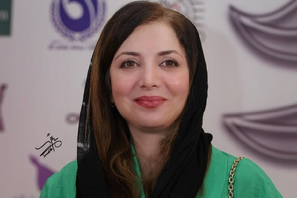آوازخوانی رویا میرعلمی با اجرای زنده آهنگ معروف پوران؛ کیه کیه در میزنه من دلم میلرزه