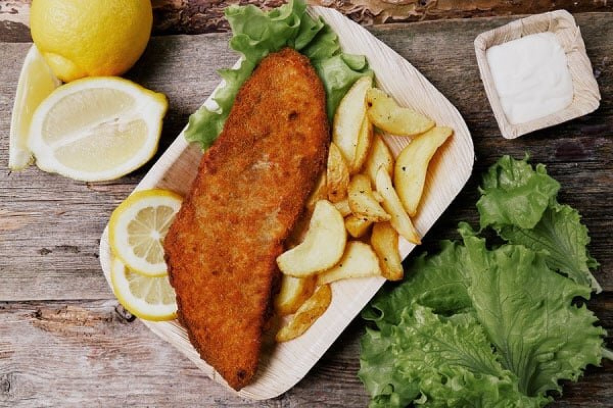 طرز تهیه ماهی سوخاری با سیب زمینی سرخ کرده و سس مخصوص