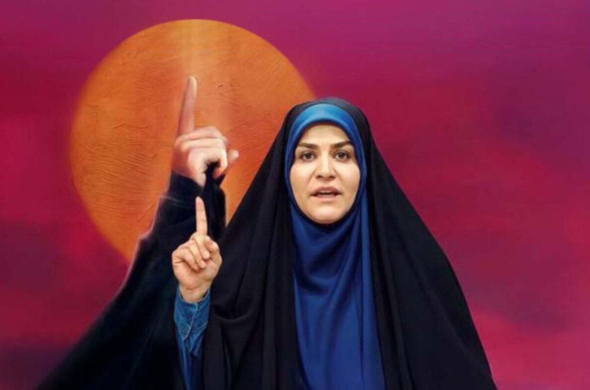 خانه سحر امامی، گوینده شجاع صداوسیما؛ مبلمانی ساده، لوستر ، پردههای معمولی و تابلو دیواریِ هنریِ منزل شیر زن ایرانی