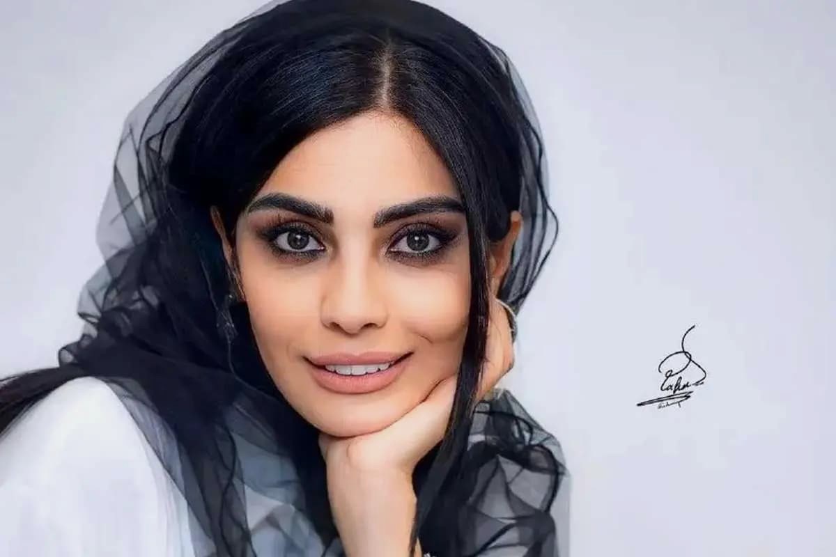 اولین قاب خانوادگی صحرا اسداللهی در فرودگاه؛ تنهاترین فرد روی زمین ام!