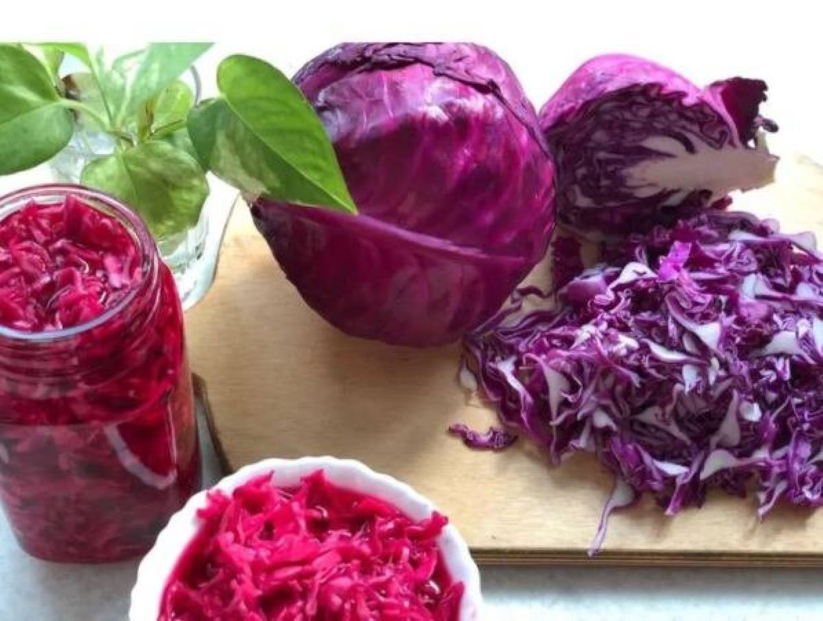 طرز تهیه ترشی کلم قرمز پاییزی؛ راز خوشرنگترین ترشی خانگی