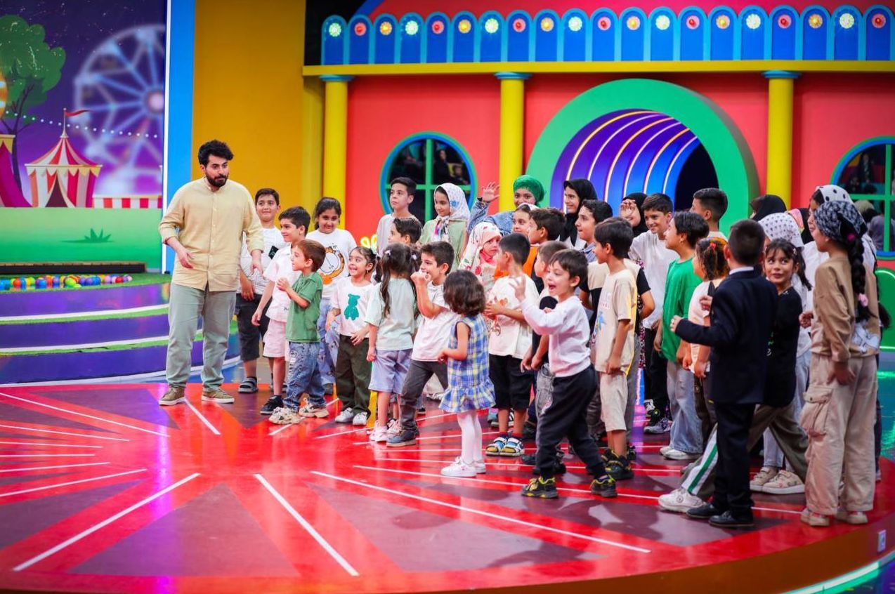 پرش ناگهانی مجری شبکه تلویزیون در استخر برای نجات کودک