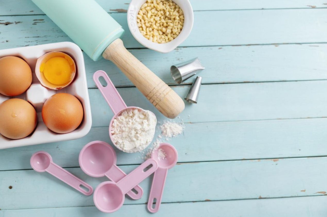 چطور بوی زهم تخممرغ را در کیک از بین ببریم؟ | هم زدن اصولی تخممرغ در کیک