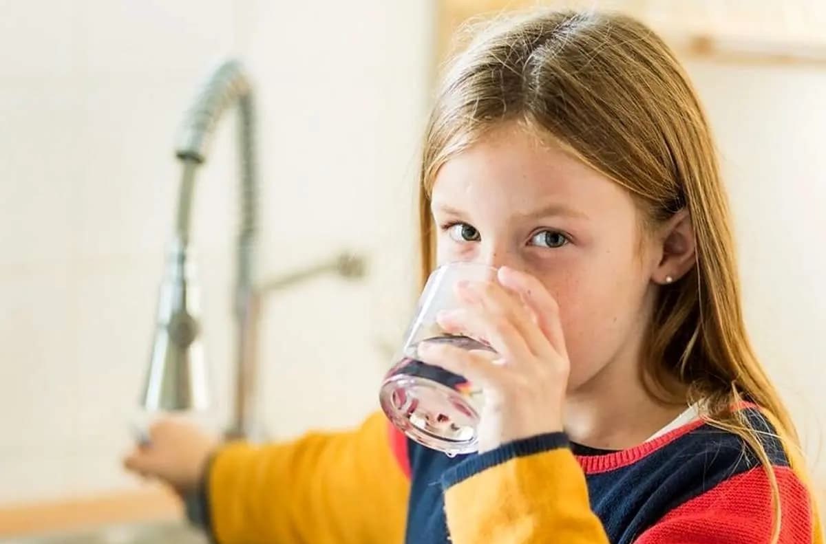 مقدار آب مورد نیاز کودکان در طول روز چقدر است؟