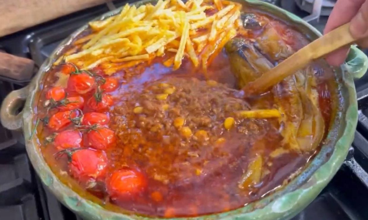 طرز تهیه قیمه رشتی با بادمجان؛ راز خوشمزگی قیمه رشتی قدیمی با گوشت چرخکرده