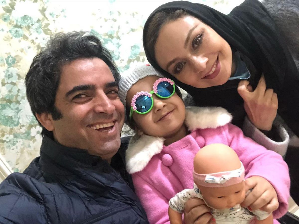 مینی کیک منوچهر هادی برای تولد دخترش با حضور یکتا ناصر در هواپیما + عکس