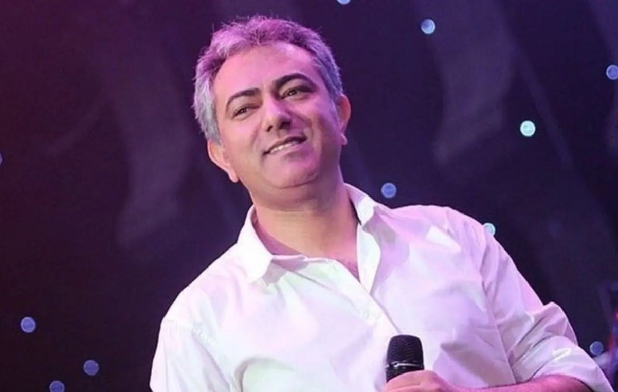 آوازخوانی محمدرضا هدایتی با اجرای زنده ترانه از خون جوانان وطن در مسجد جامع اصفهان
