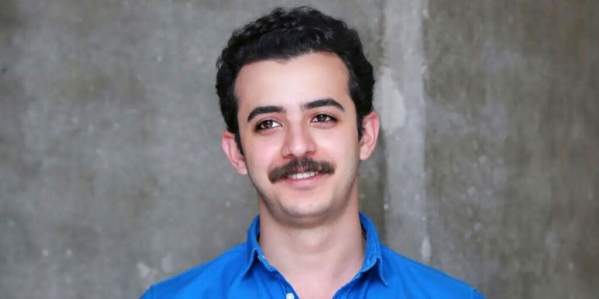 نگاهی به دکوراسیون خانه مجردی علی شادمان در برج آ اس پ؛ از فرش دستبافت هریس و مبلمان چرم تا کفپوش چوبی و پنجره های بزرگ با ویو ابدی