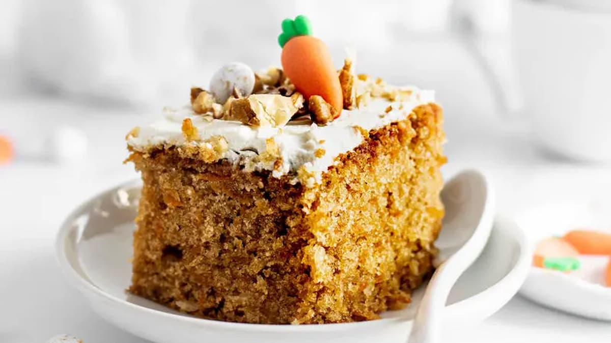 طرز تهیه کیک هویج و خرما با برگه زردالو | کیک میوه‌ای سالم برای دوستداران طعم‌های اصیل