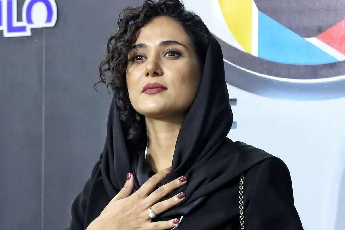 سفره ساده و متفاوت شب یلدای پریناز ایزدیار با دیوان حافظ قدیمی