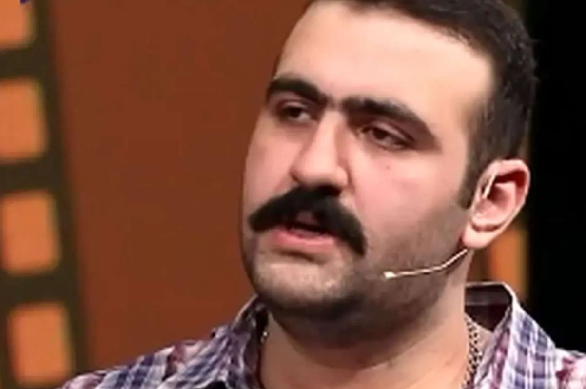 صحبت‌های علی‌امین حسنی، بهروز سریال پایتخت 7؛ قهرمان پاورلیفتینگ ایرانم مبارزه آزاد هم کار کردم