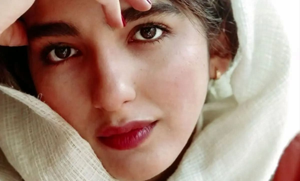 بنفشه ریاضی بازیگر سریال تاسیان با چادر گل‌گلی