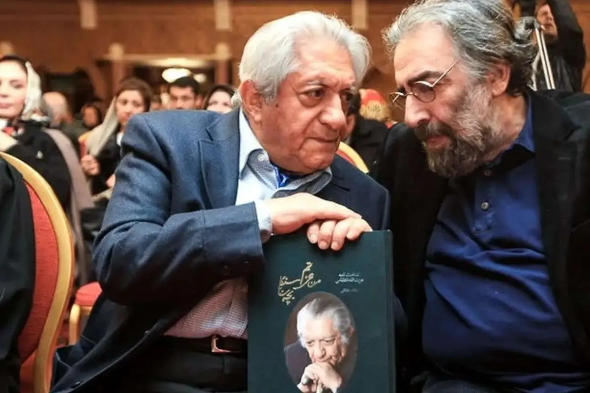 عکس سفر در زمان | عزت‌الله انتظامی روی دوش علی نصیریان در یک تئاتر؛ سال 1353