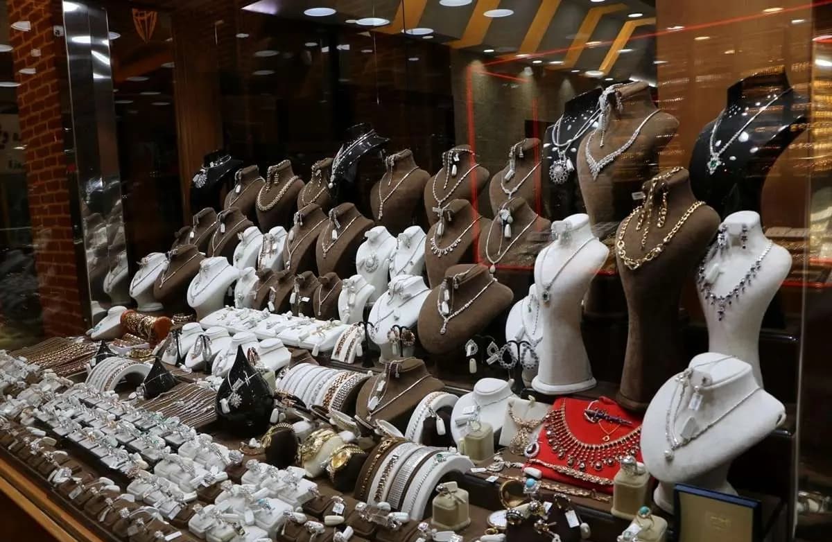 قیمت طلا، سکه، دلار و یورو امروز دوشنبه 12 آبان 1404؛ حرکت خلاف جهت طلا و سکه در بازار