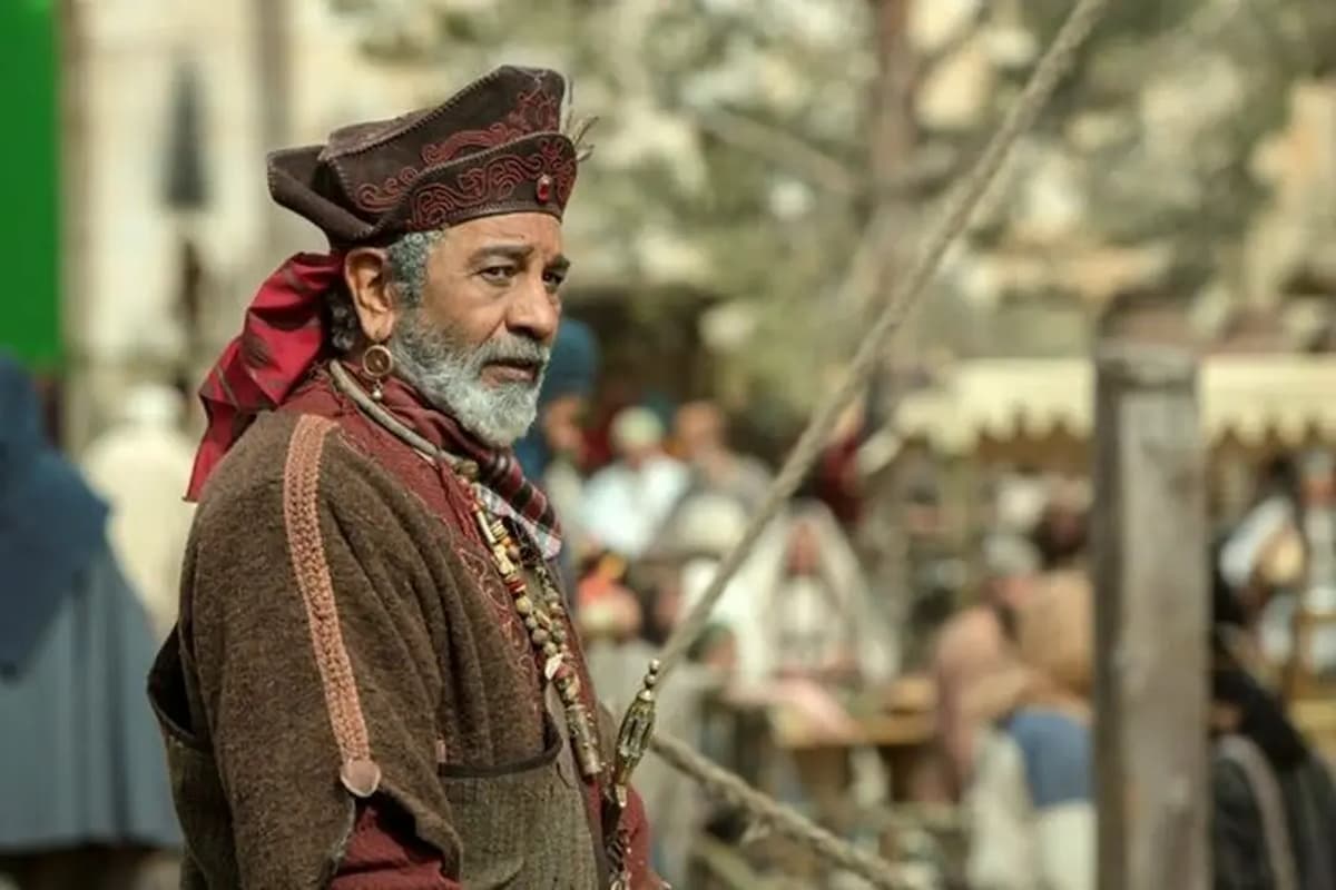 زمان پخش و ساعت تکرار سریال دو نیمه ماه از شبکه 3؛ داستان و بازیگران