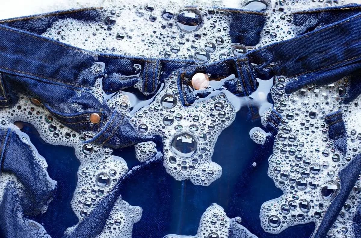 روش‌های اصولی شستشوی شلوار جین در خانه | چگونه شلوار جین را درست بشوییم؟