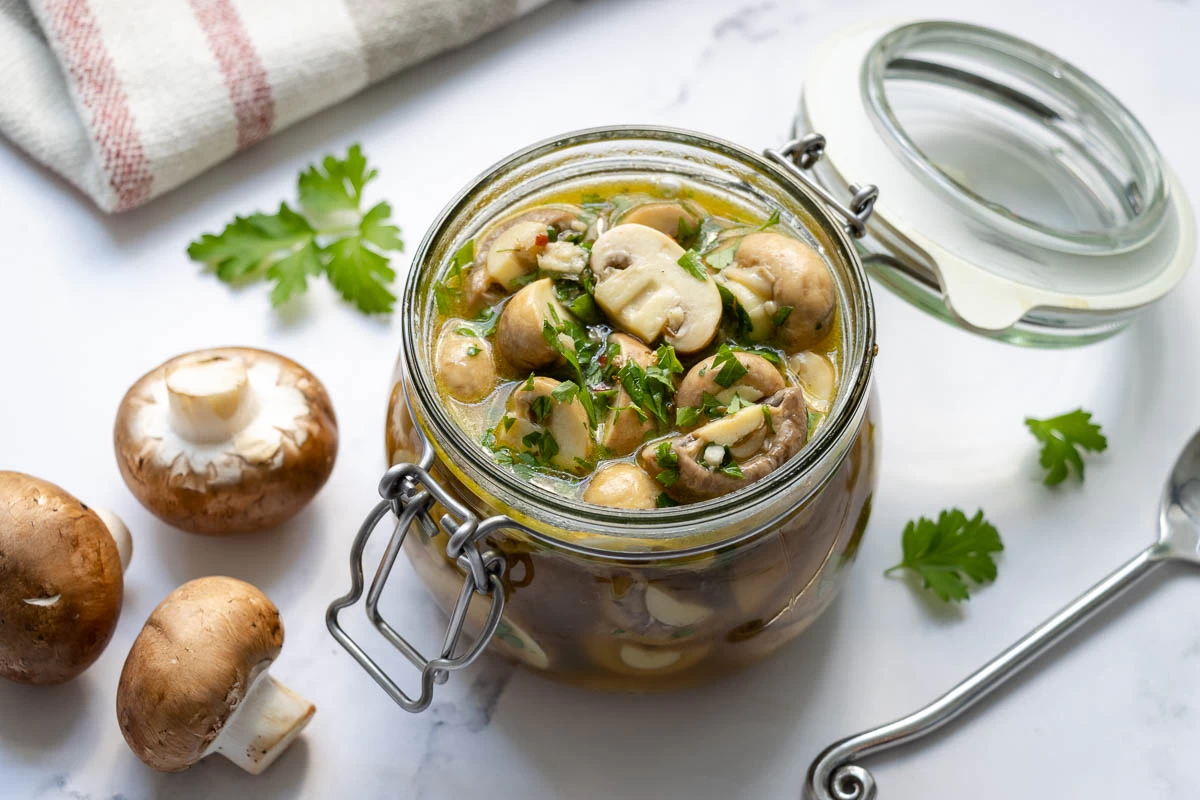 چگونه ترشی قارچ با روغن زیتون درست کنیم؟ + فوت و فنهای مهم