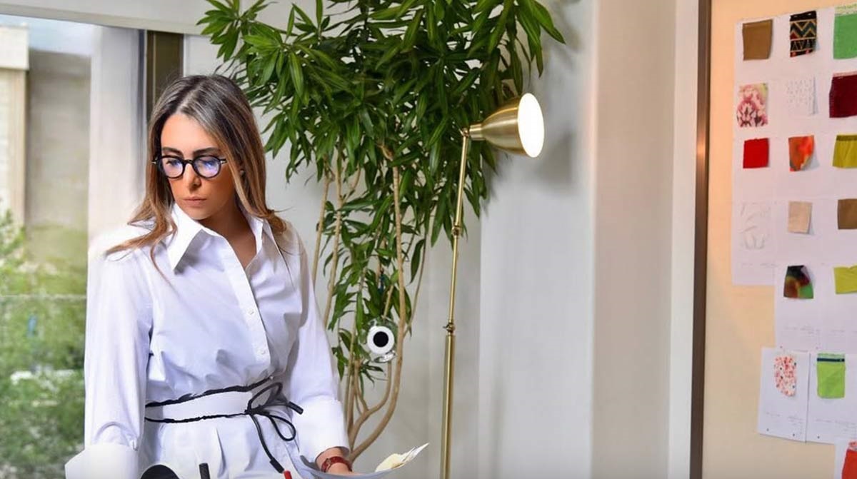 غزال رجبیان با طرحهای اصیل ایرانی و سوزندوزیهای بلوچ، زیبایی را تعریف میکند!