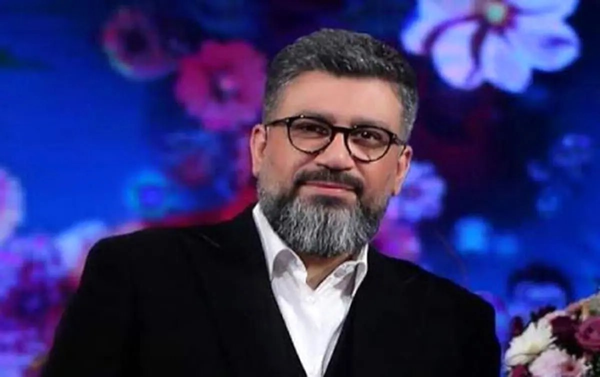 عکس یادگاری رضا رشیدپور با عوامل برنامه عشق ابدی