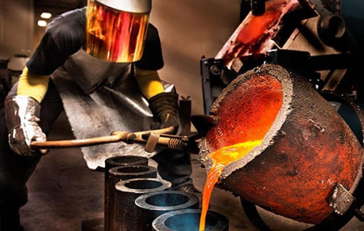 لحظه دلخراش سوختن صورت یک کارگر با آهن گداخته| آسیب جدی صورت کارگر